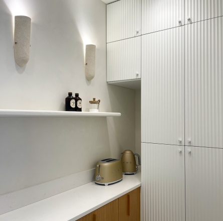 Aménagement d'un cellier Ikea Metod avec les façade Ondine blanc porcelaine satin de RYK.
