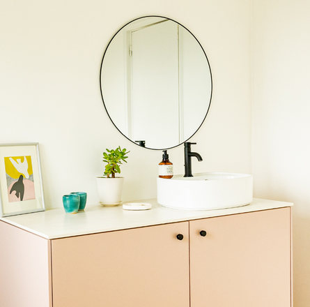 meuble de salle de bain fait à partir de structures Ikea Metod et des façades Ange dry rose de chez RYK