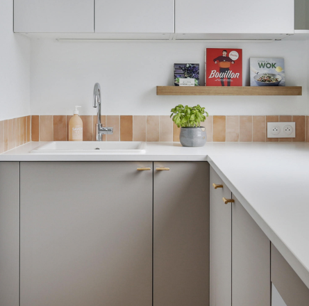Projet de rénovation de cuisine d'une décoratrice d'intérieur sur un appartement en airbnb avec nos façades Serena Argile extra mat