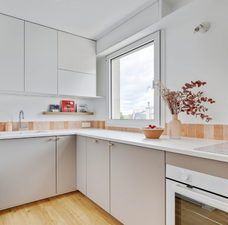 Projet de rénovation de cuisine d'une décoratrice d'intérieur sur un appartement en airbnb avec nos façades Serena Argile extra mat