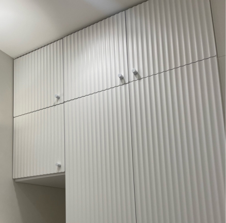 Aménagement d'un cellier Ikea Metod avec les façade Ondine blanc porcelaine satin de RYK.