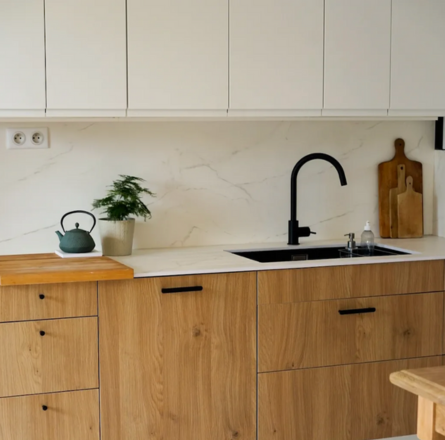 Cuisine ambiance bois : rénovez sa cuisine IKEA Faktum avec les façades RYK !